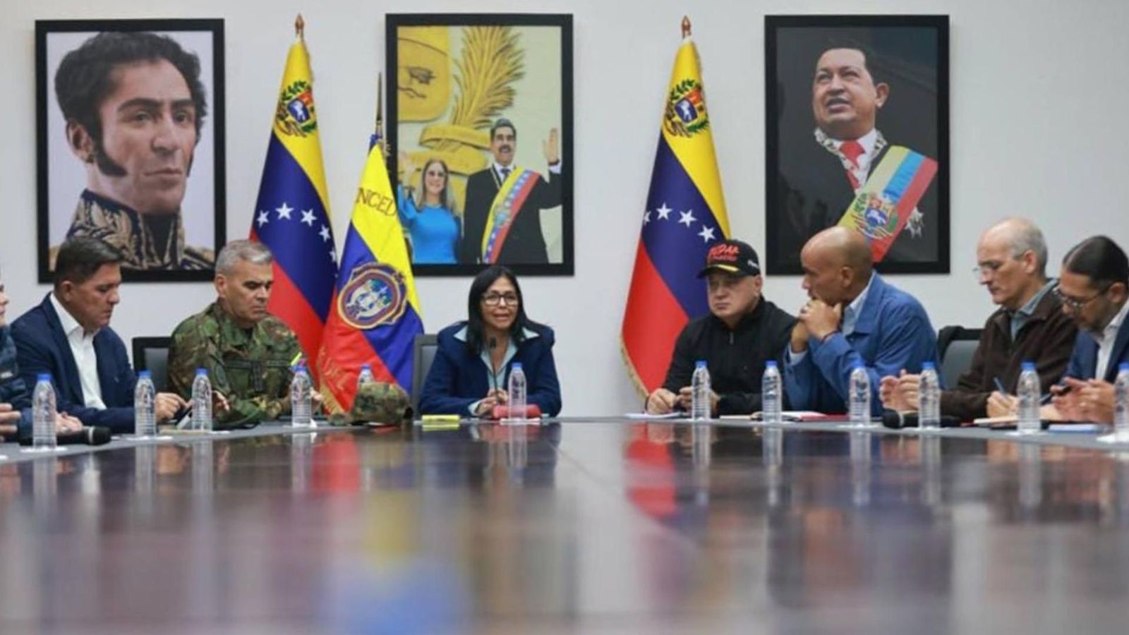 Delcy Rodríguez, al centre, intervé en una reunió, este diumenge