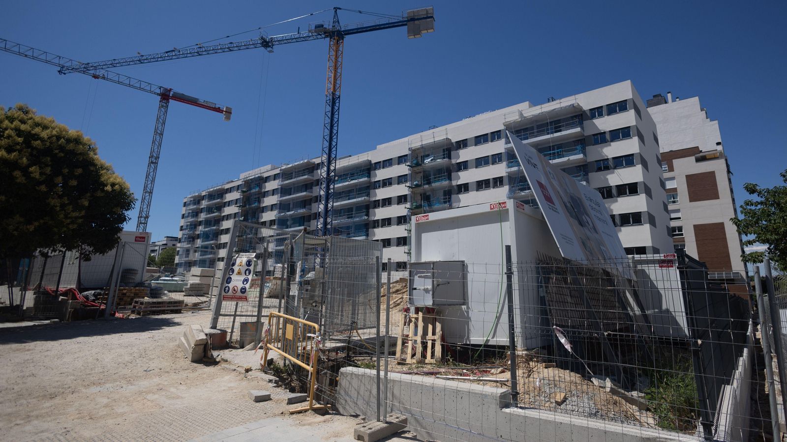 Un bloc de vivendes en obres, en una imatge d'arxiu