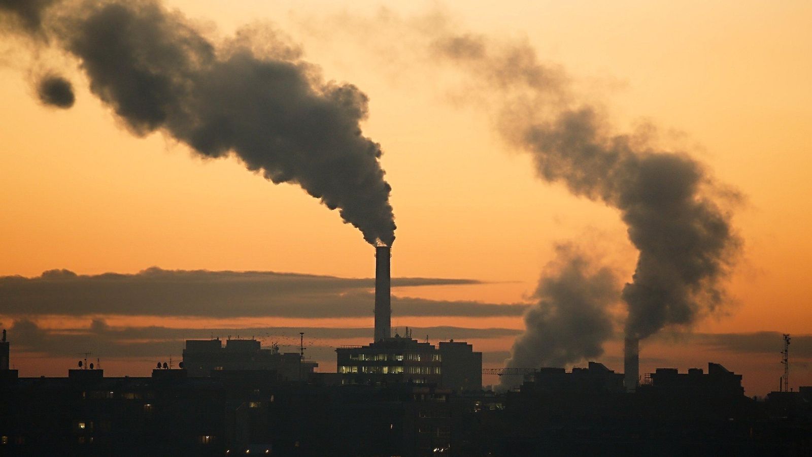 Emissions de fàbriques contaminants en una ciutat