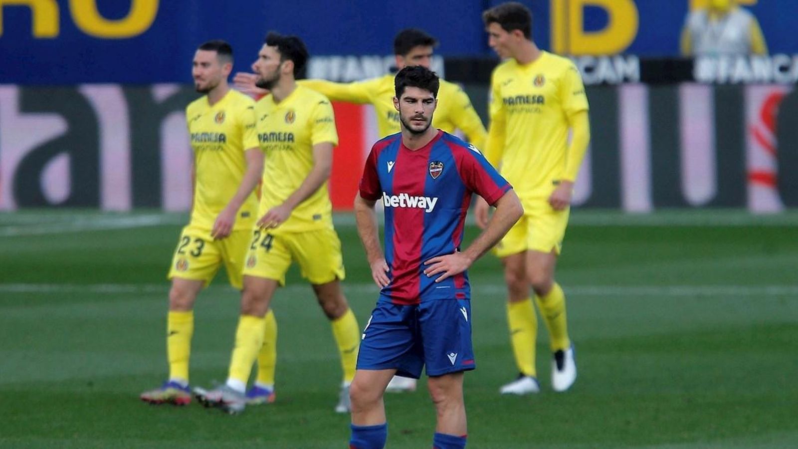 Gonzalo Melero es lamenta després d'un dels gols del Vila-real Gonzalo Melero es lamenta després d'un dels gols del Vila-real