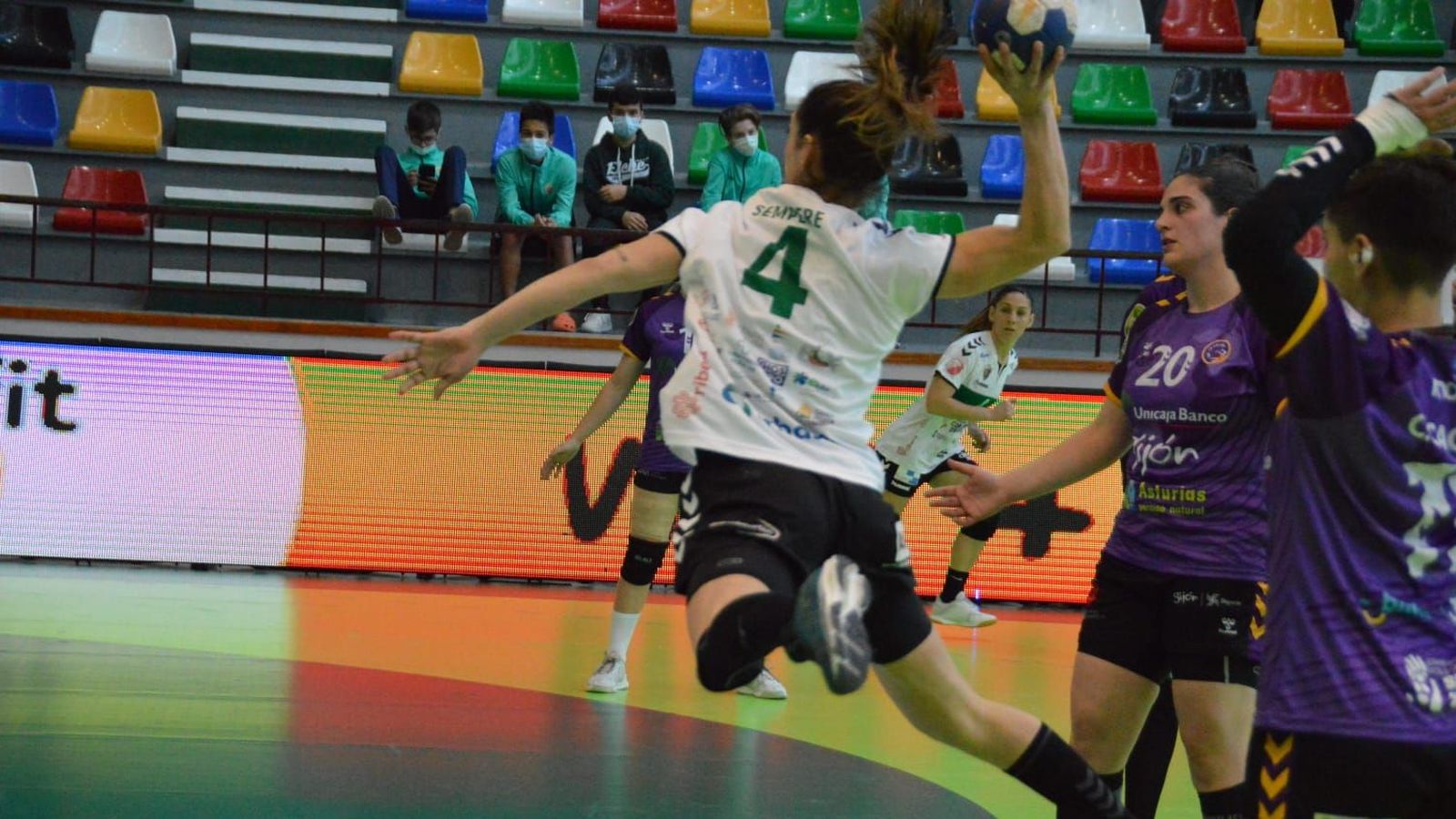 Sempere intenta un llançament a porteria