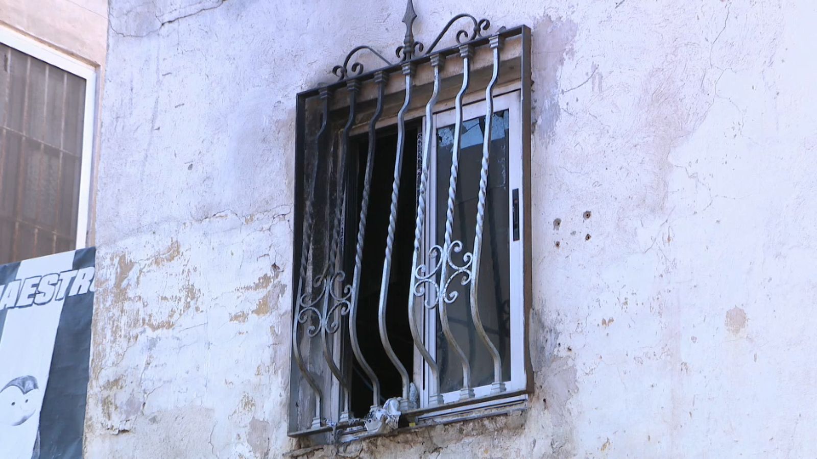 Una de les finestres de la casa cremada