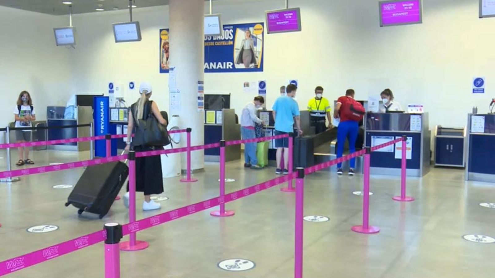 Diversos viatgers fan cua en el mostrador de facturació de l'aeroport de Castelló, que aquest dimecres ha recuperat el primer vol comercial