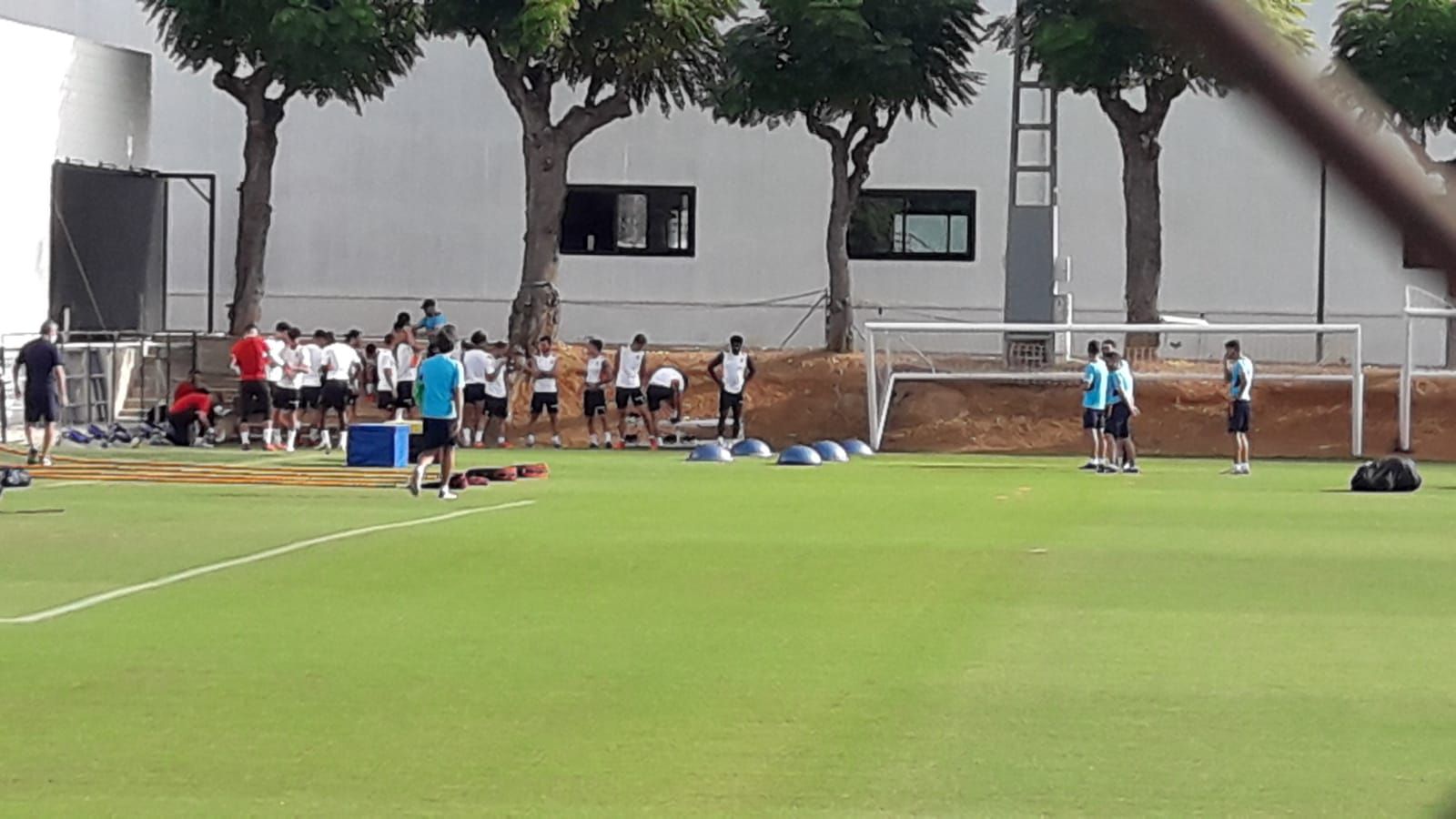 Xarrada prèvia a l'entrenament del València amb la presència de Gayà