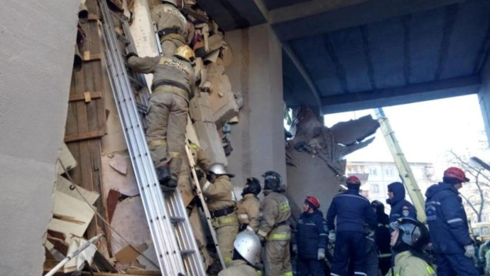 Treballadors dels equips de rescat busquen supervivents després que un edifici d'apartaments s'assolara a la ciutat russa de Magnitogorsk