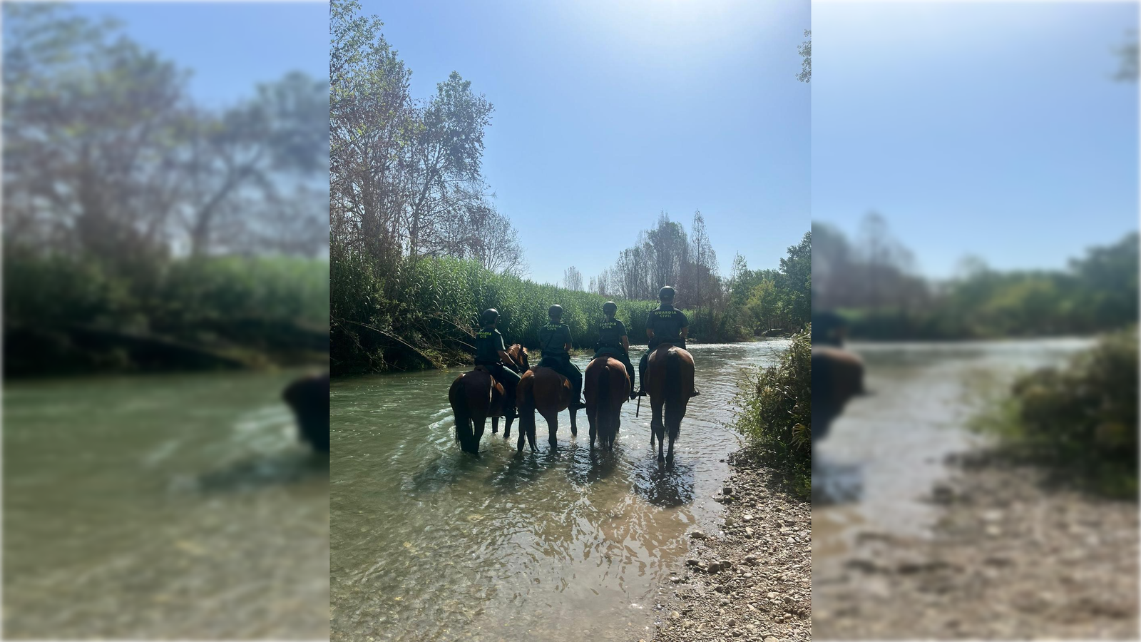 Els agents de la Guàrdia Civil patrullen pel riu Túria a cavall