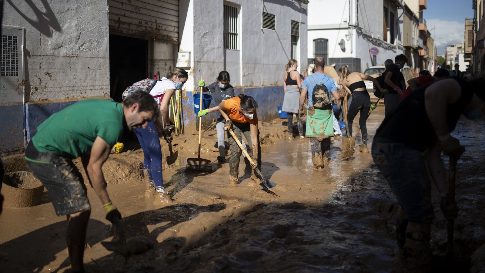 Voluntaris treballen en un dels municipis afectats per la DANA