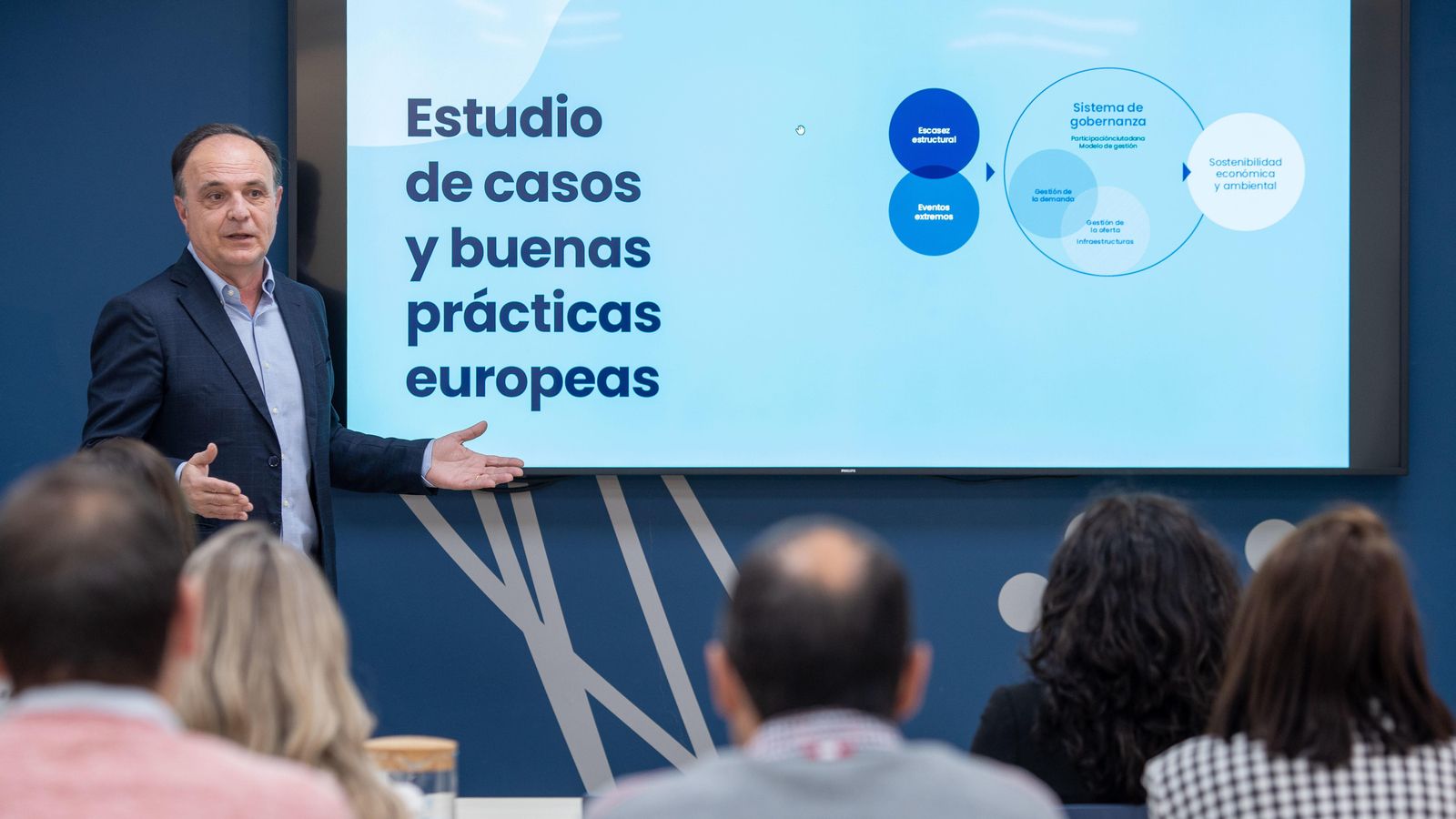 El director geberal de Facsa, José Claramonte, exposant el contingut de l'informe sobre el model de gestió de l'aigua a Espanya El director geberal de Facsa, José Claramonte, exposant el contingut de l'informe sobre el model de gestió de l'aigua a Espanya