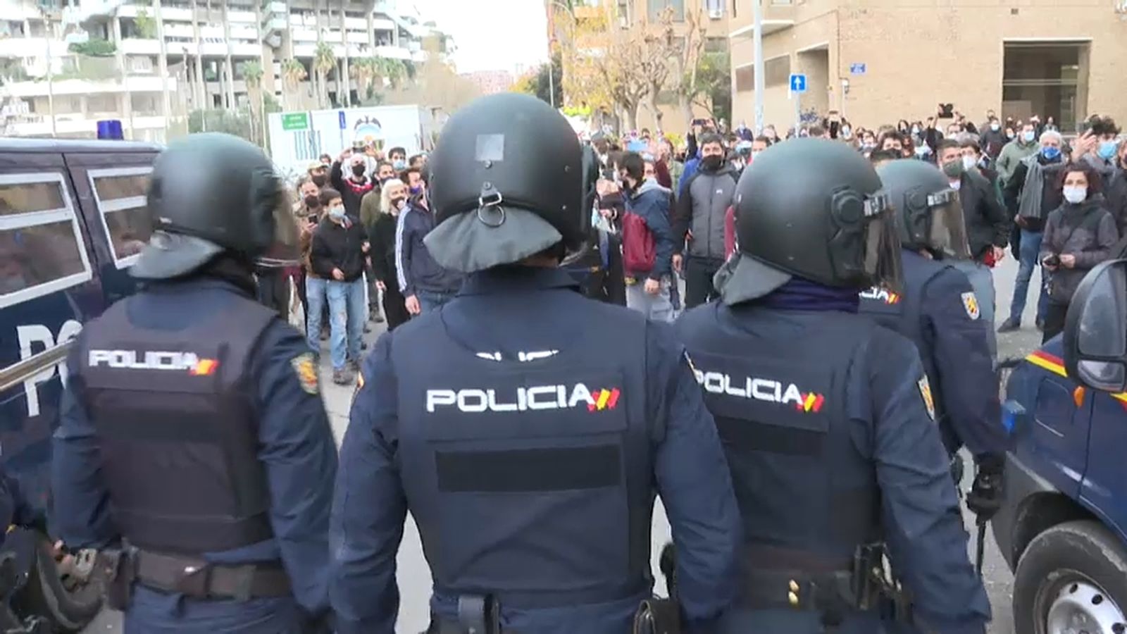 Agents de la Policia Nacional impedeixen l'accés al Centre Social Okupat de l'Horta