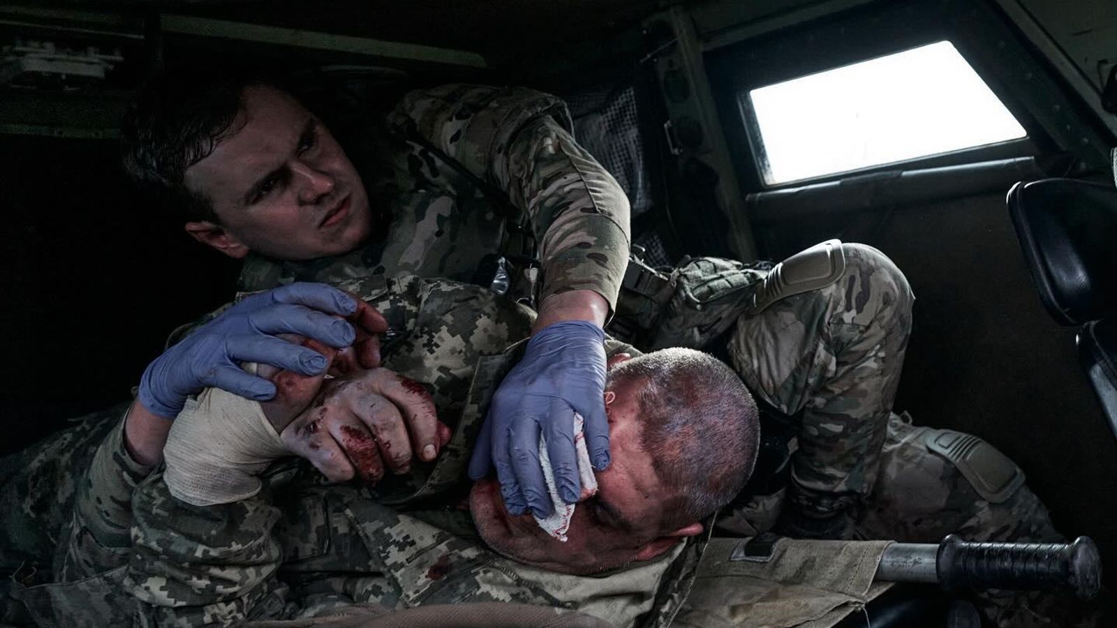 Un soldat ucraïnés ajuda a un company ferit
