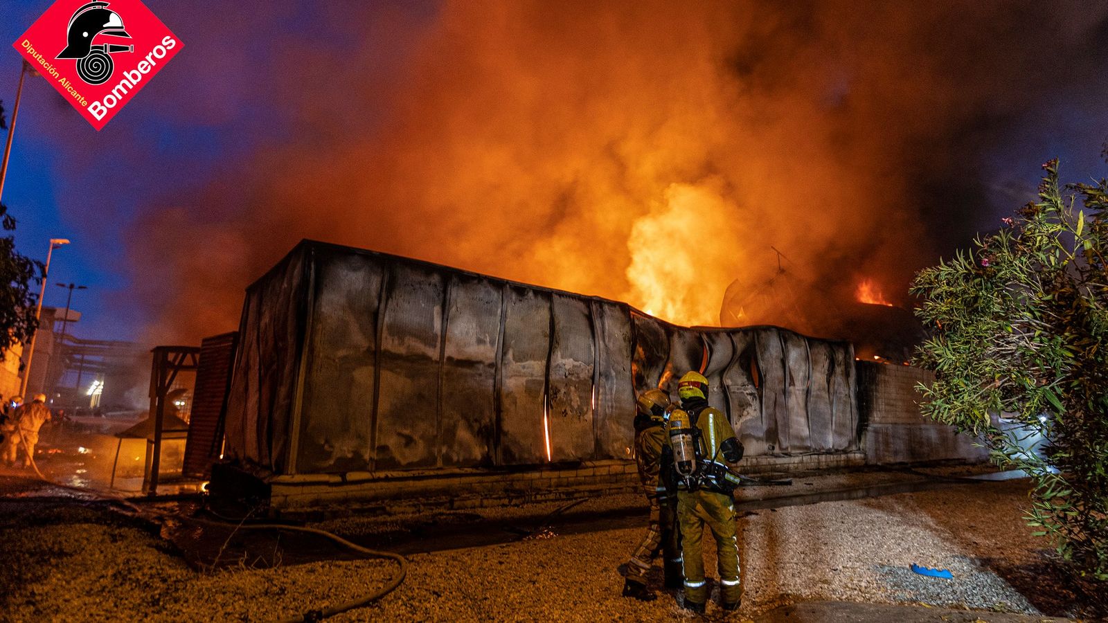 Dos efectius de bombers durant les tasques d'extinció d'aquesta passada nit