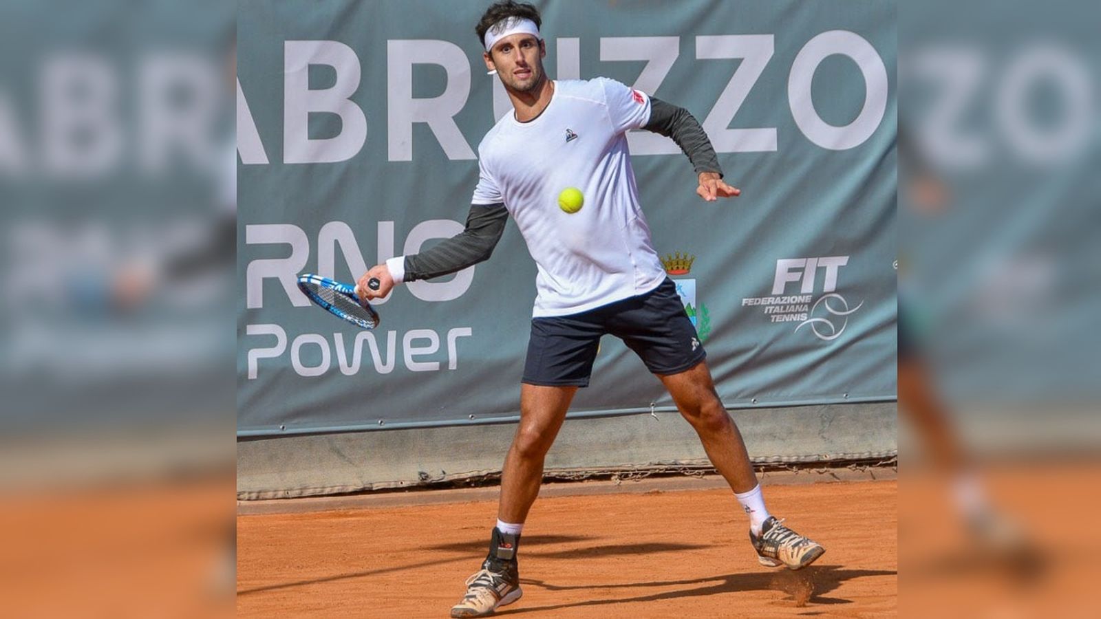 Carlos Taberner colpeja una pilota a Roseto