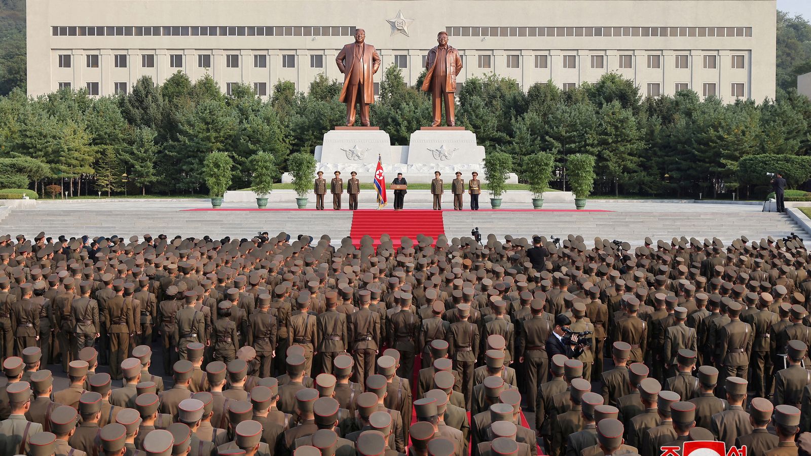 Milers de soldats assisteixen a la visita del líder nord-coreà Kim Jong Un a la universitat de defensa de Pyongyang
