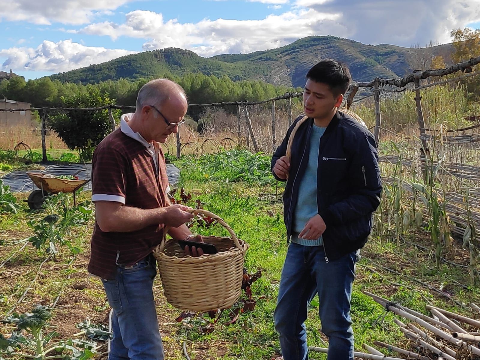 Hu Zhao vol conéixer els habitants, el seu caràcter i la seua gastronomia