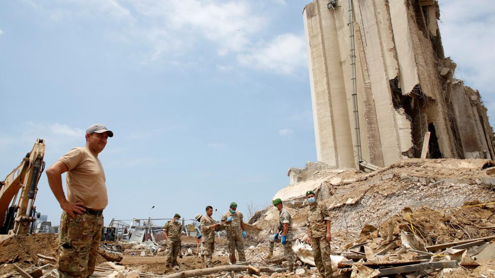Soldats treballen en l'àrea del port de Beirut, devastada per l'explosió