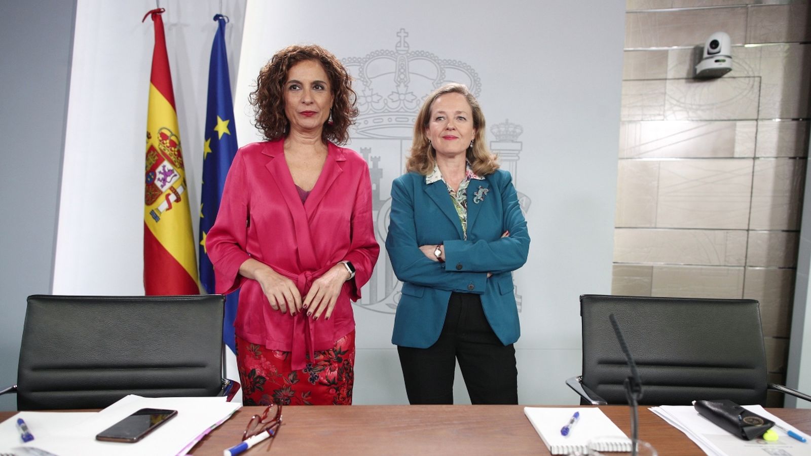 La ministra d'Hisenda i portaveu del govern, María Jesús Montero, i la vicepresidenta tercera i ministra d'Afers Econòmics, Nadia Calviño