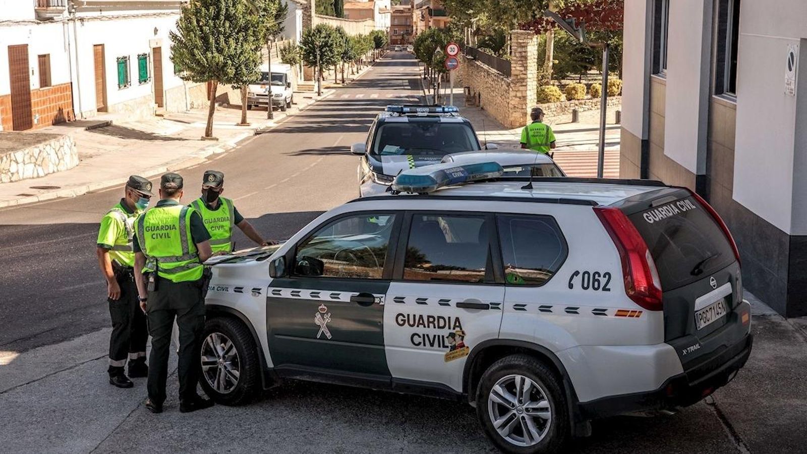 Imatge de la patrulla de la Guàrdia Civil a les entrades de Benigànim