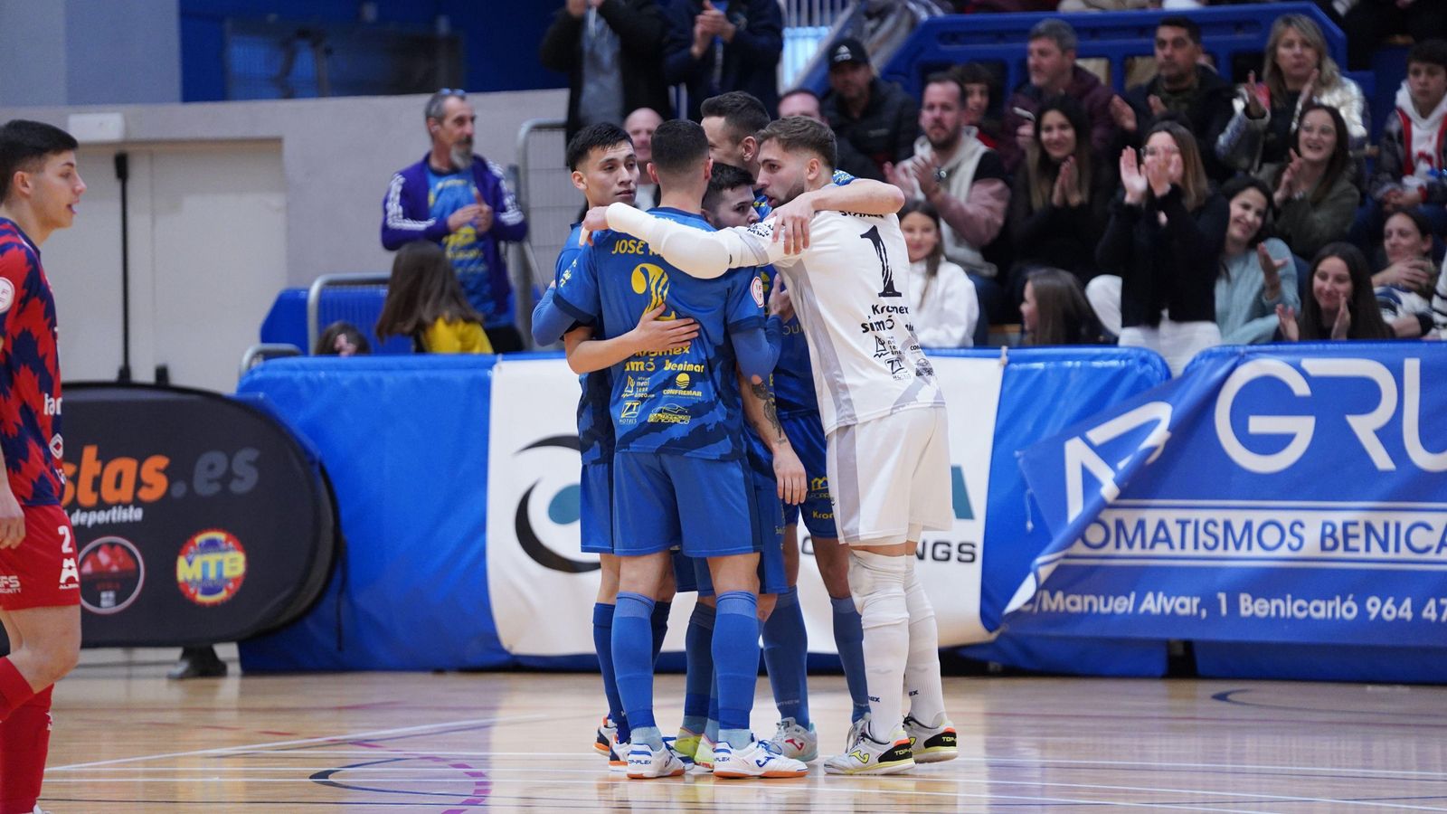 Jugadors del Peníscola celebrant un gol