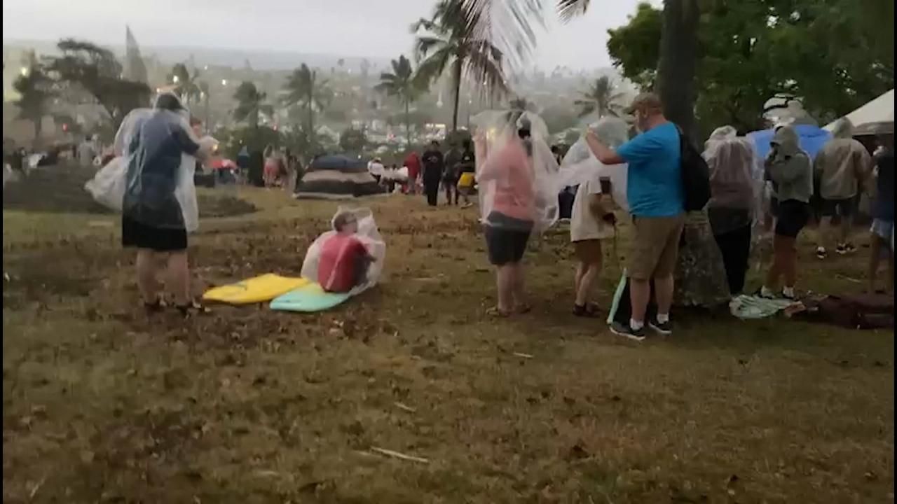 Una parella de valencians evacuats de Hawai a “una muntanyeta” establida com a punt d'evacuació, on han quedat a l'espera que passe el tsunami