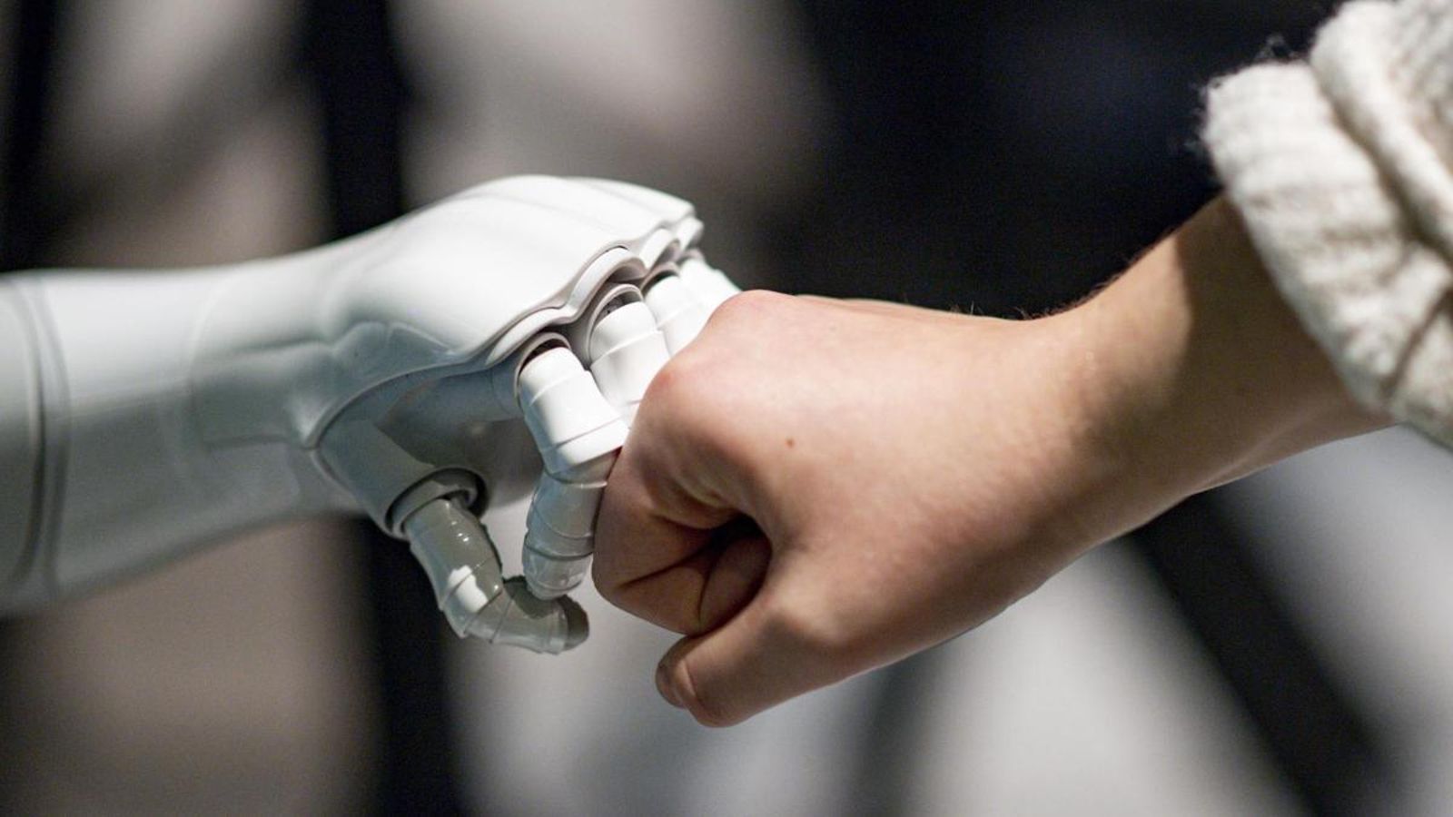 Un robot interactua amb una dona durant la jornada Speed Dating amb IA en el Hammerbrooklyn Digital Campus, a Hamburg