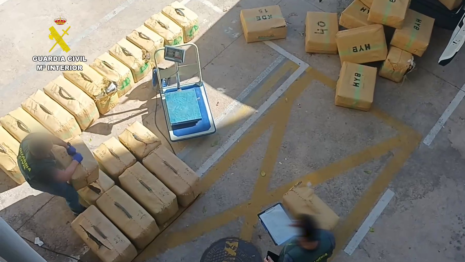 Alguns dels fardells d'haixix incautats a la banda desarticulada a la Vall d'Uixó