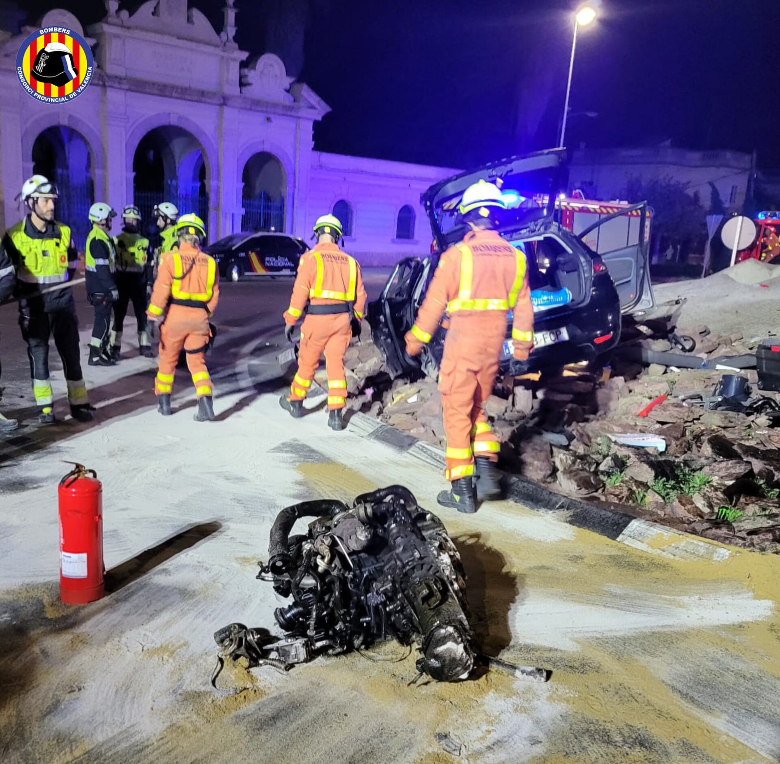 La dona ha quedat atrapada a l'interior del vehicle i ha hagut de ser excarcerada pels bombers dels parcs de Paterna i Torrent