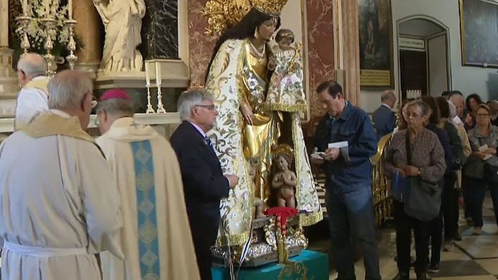 El Besamans té lloc 10 dies deprés de la celebració del dia de la patrona de València