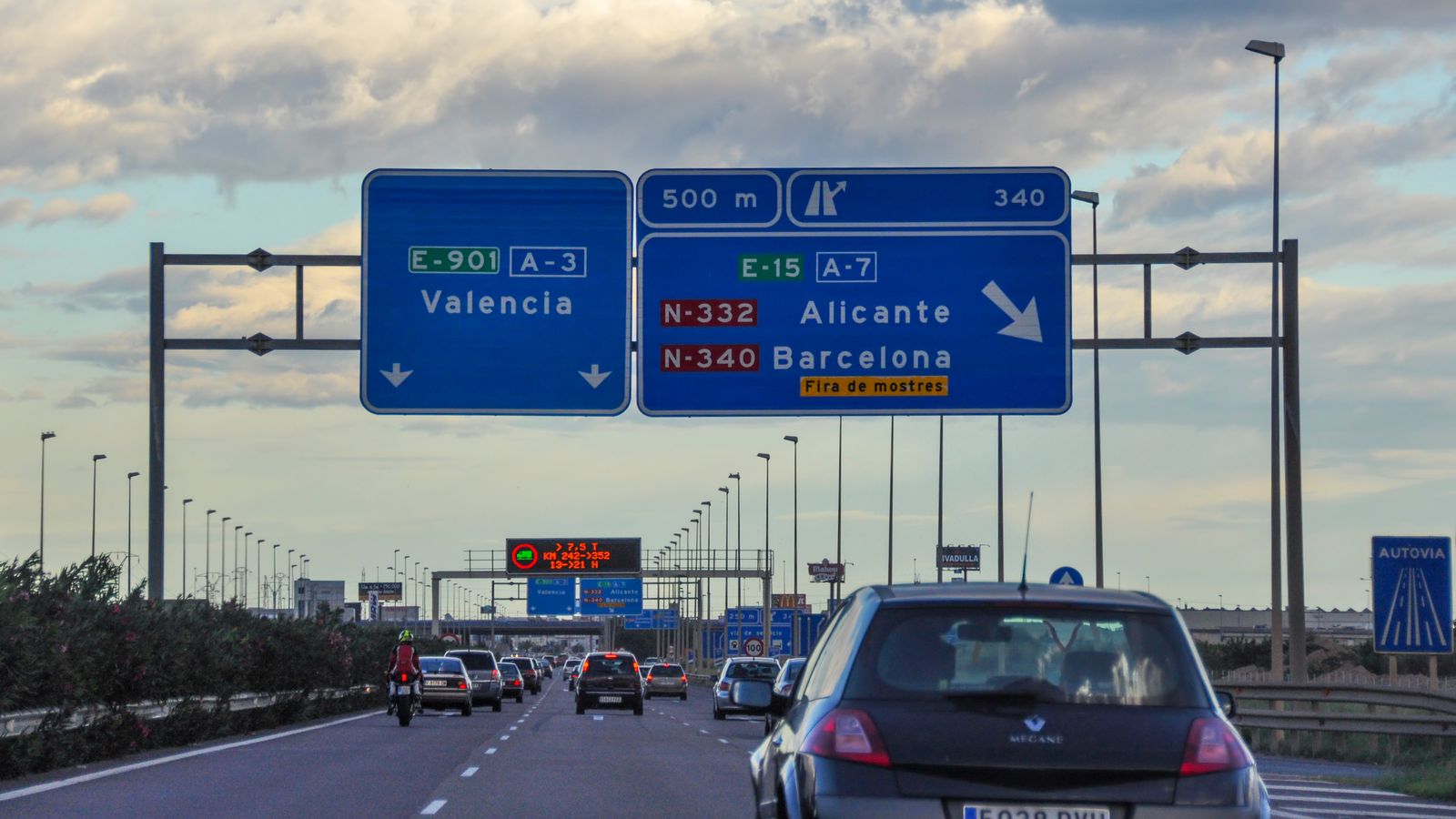 Diversos cotxes circulen per l'autovia A-3 en sentit València