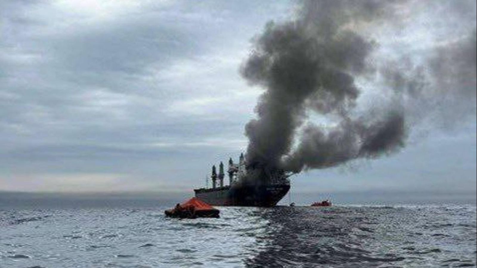 Un vaixell incendiat a l'estrat d'Ormuz, este dimecres
