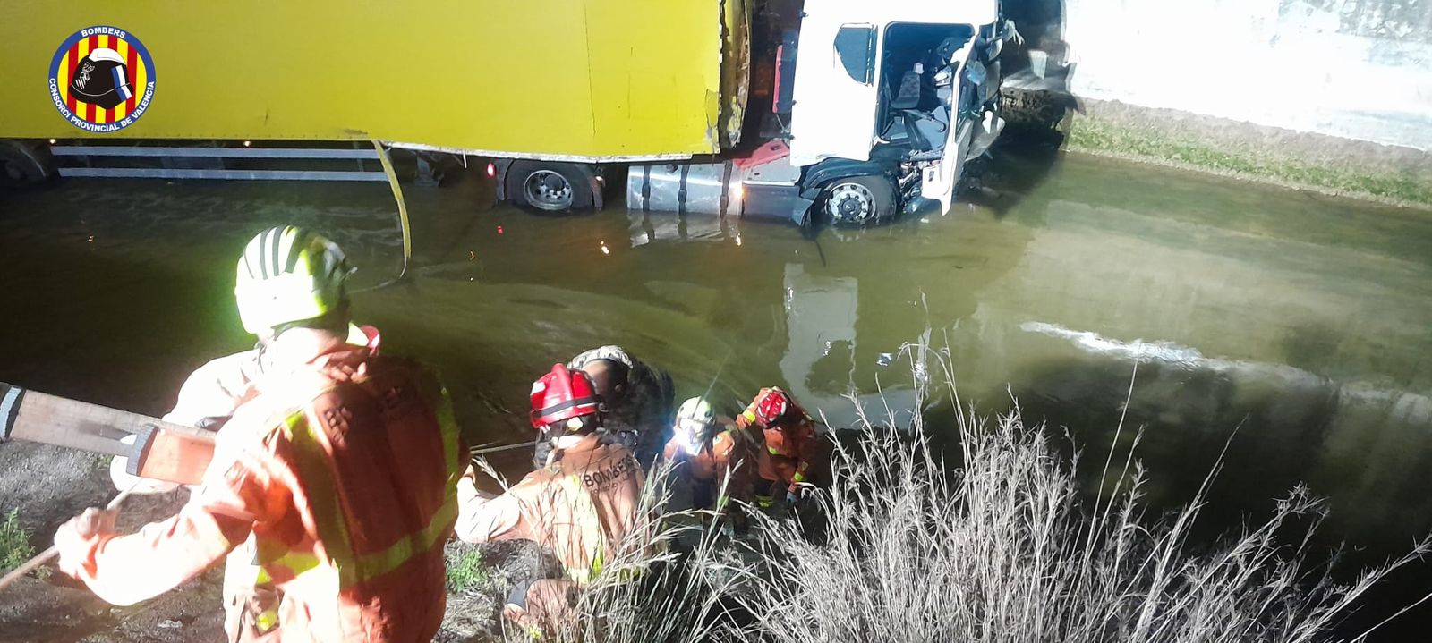 Els bombers d’Alzira i el GERA han intervingut en l’accident d’un camió que ha caigut en una séquia a Gavarda