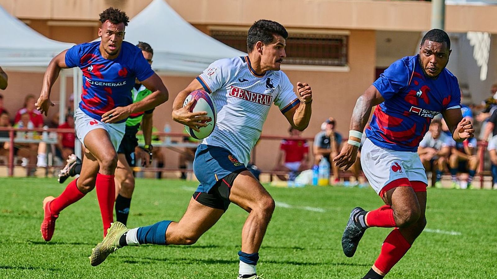 Un jugador de la selecció espanyola avança amb el baló