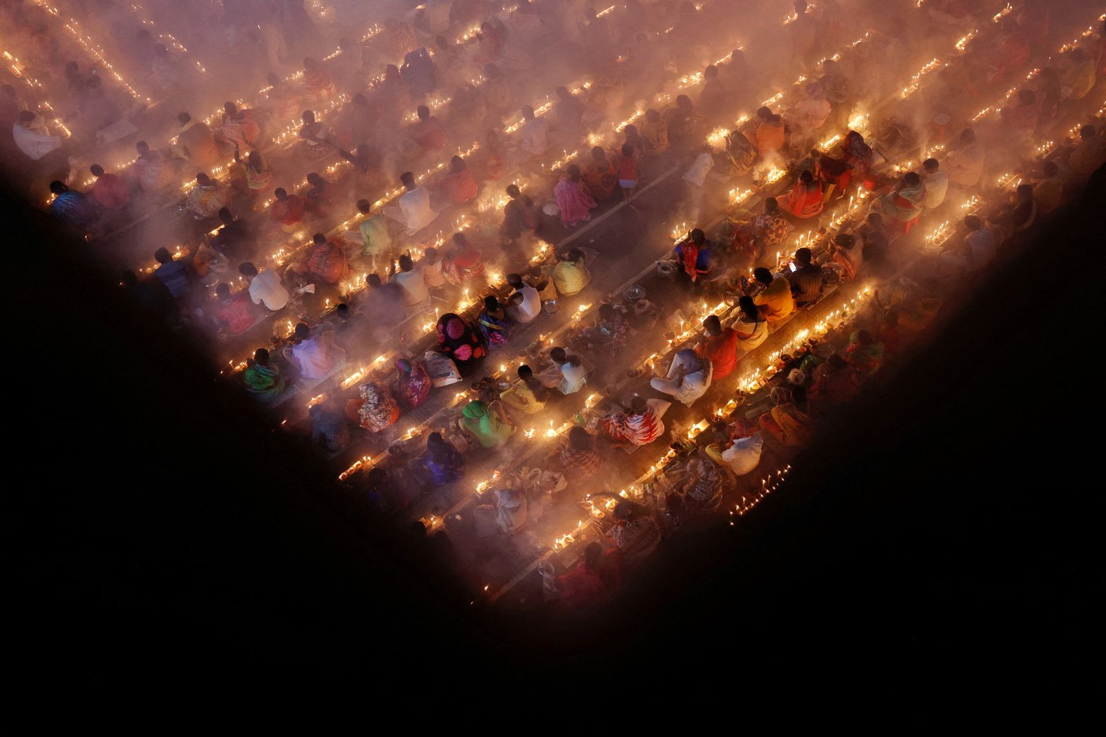 Devots hindús resen en un temple a Bangladesh, 7 de novembre del 2023