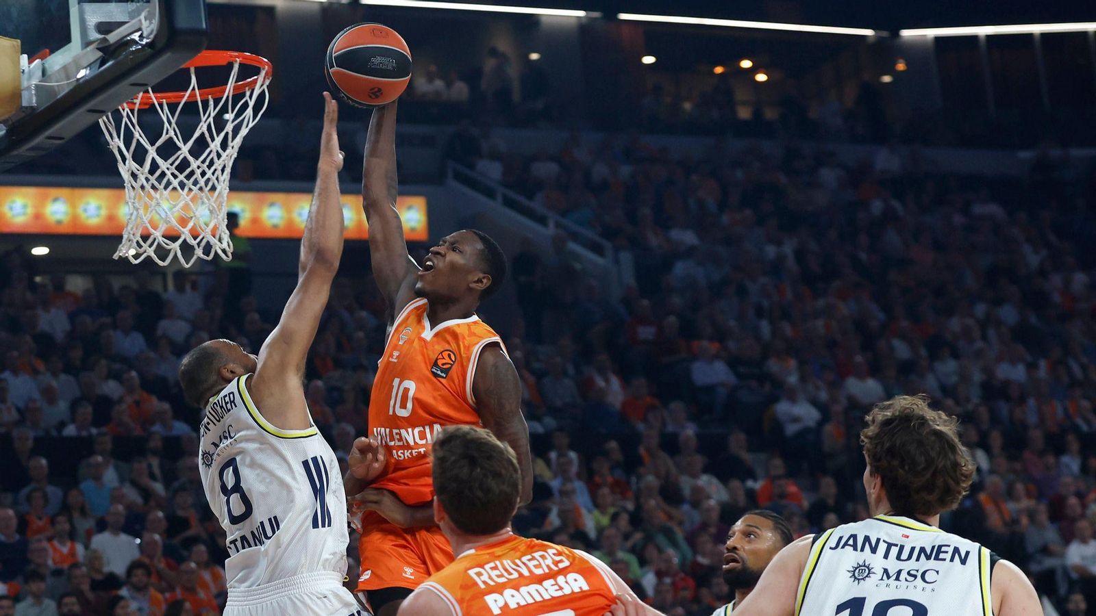 Omari Moore intenta una esmaixada