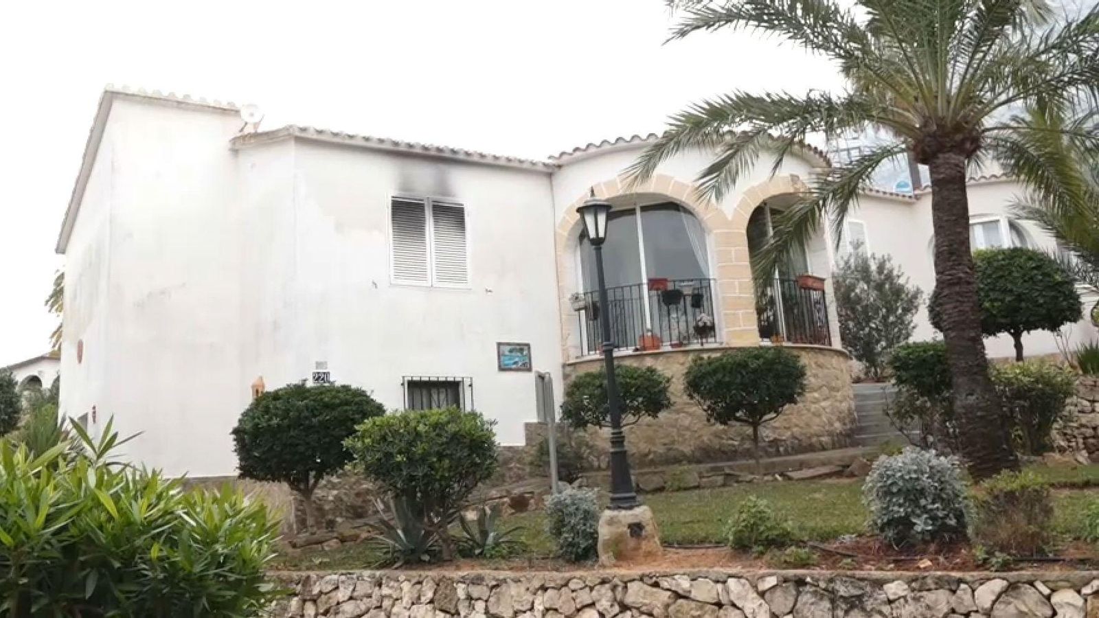 Vivenda d'una urbanització de Dénia, en la qual s'aprecien els efectes del fum, on han localitzat morta la parella