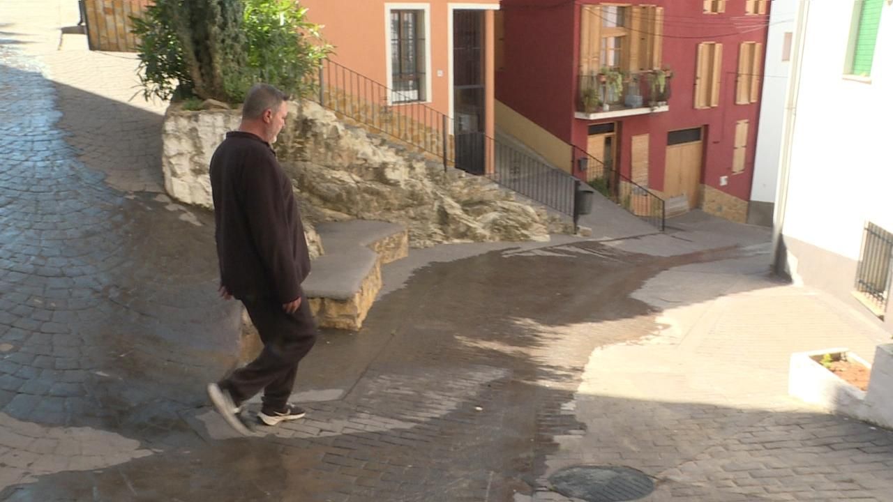 L'aigua brolla pels carrers de Teresa