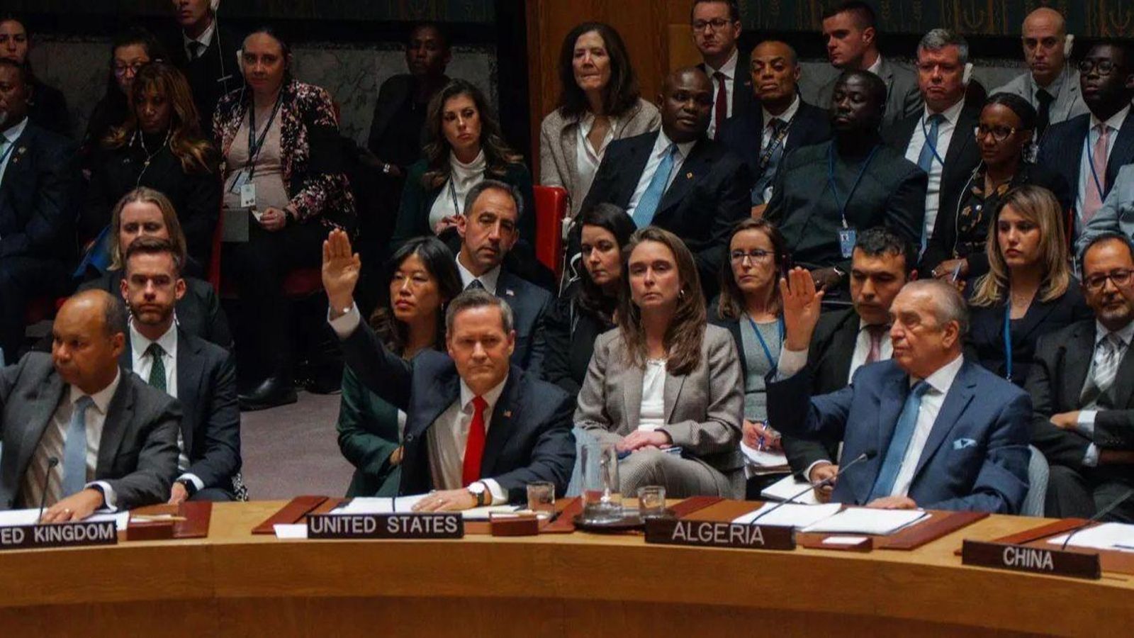 L'ambaixador dels Estats Units davant l'ONU, Michael Waltz, vota a favor de la resolució aprovada este dilluns sobre el pla de pau per a Gaza