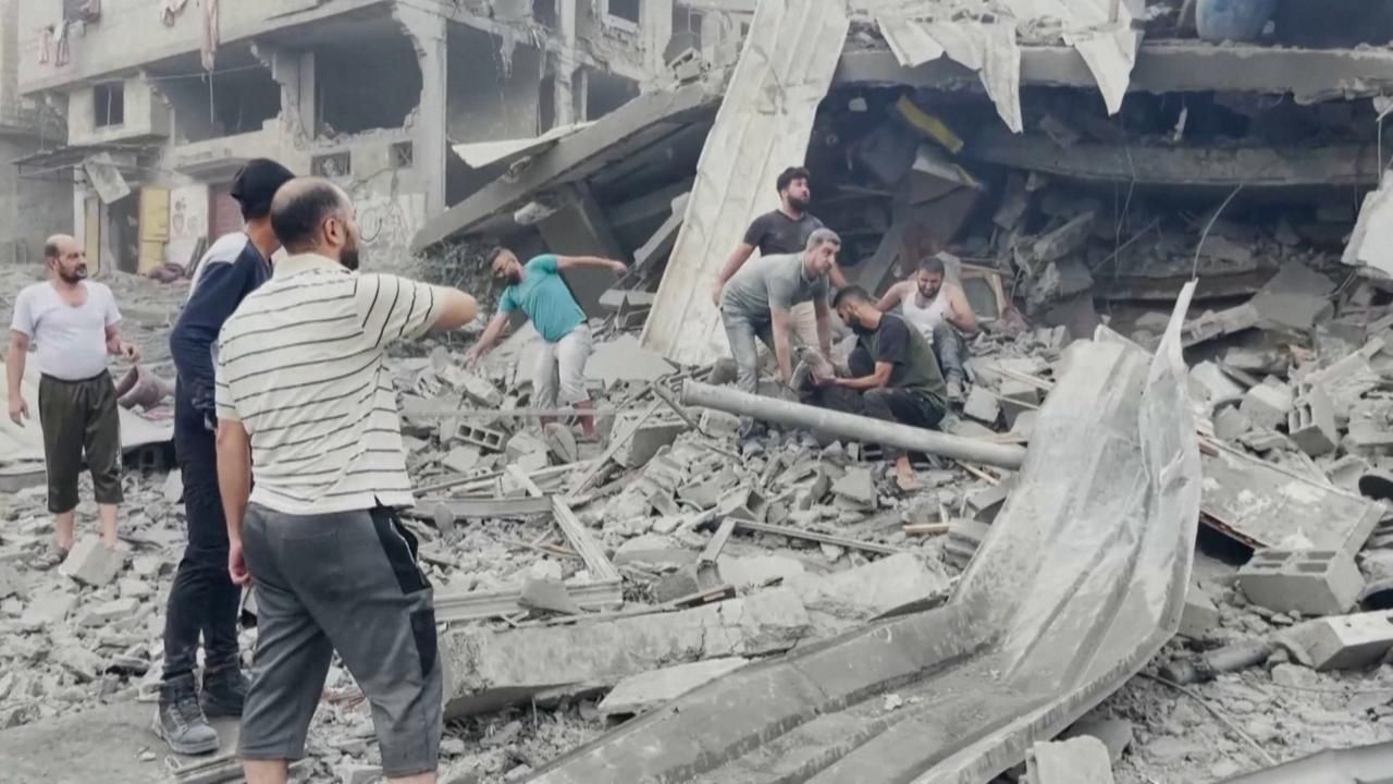 Palestins contemplen els danys causats pels atacs israelians a la Franja de Gaza