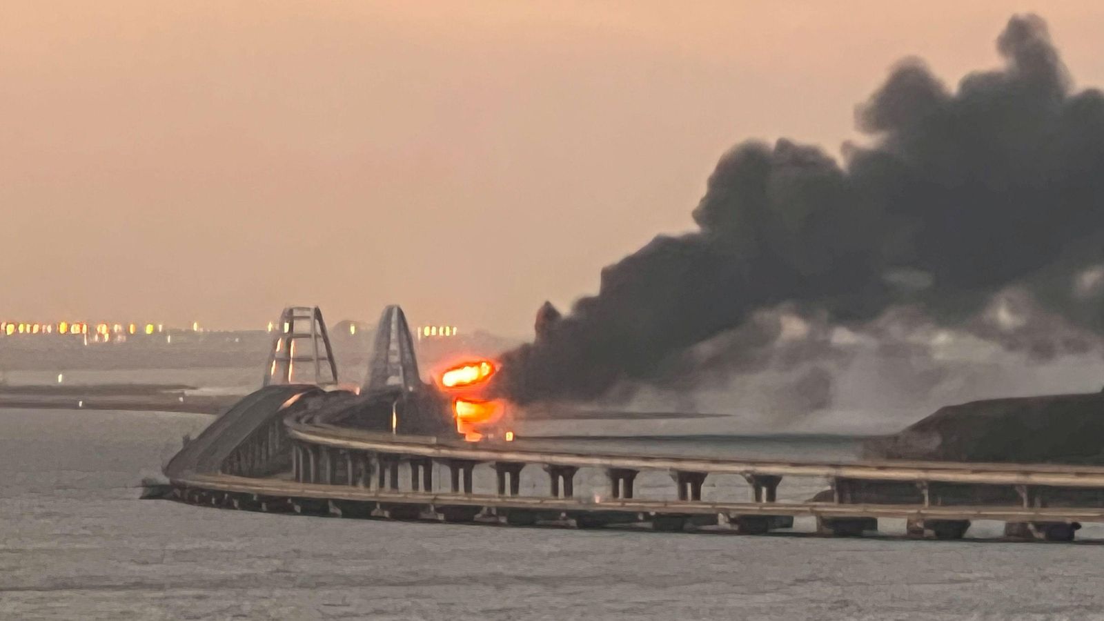 Vista del foc produït al pont Kerch a Crimea