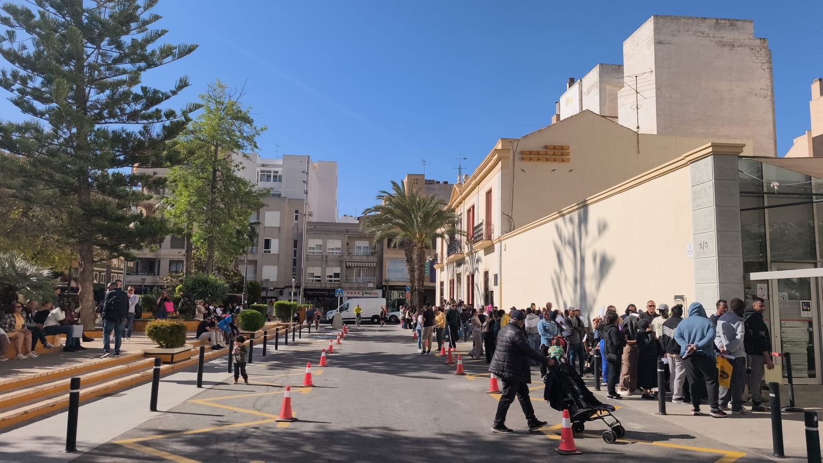 Cues de migrants al PROP de Torrevieja per a demanar la documentació necessària, este dilluns
