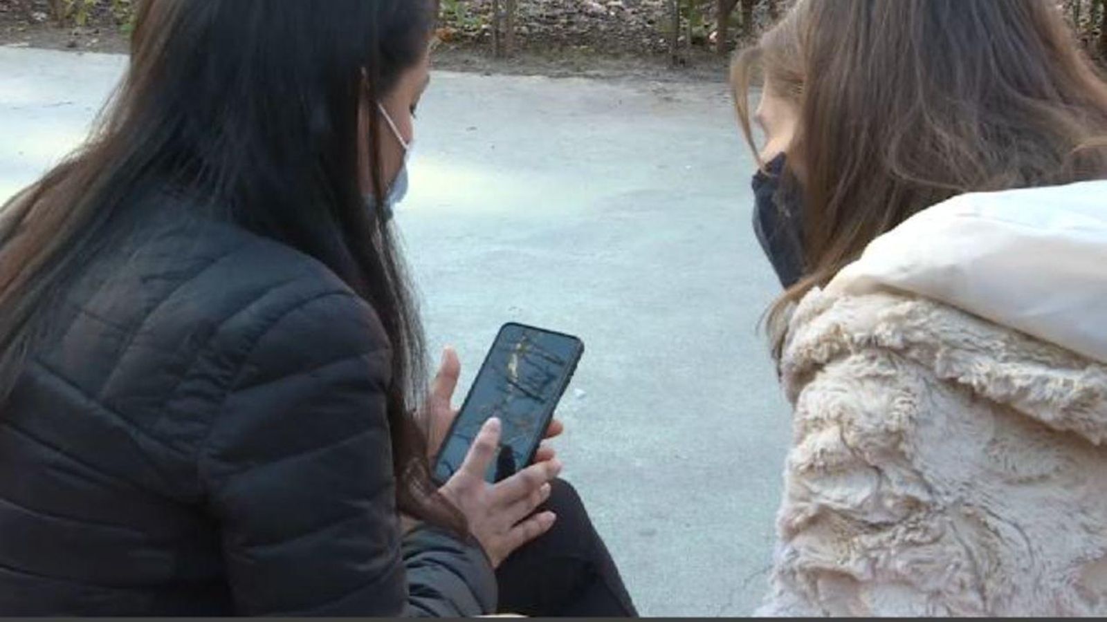 Obtindre documents com el permís de residència o la targeta roja es converteix en una carrera d'obstacles