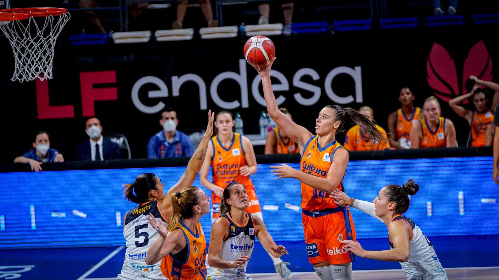 Raquel Carrera fa un llançament a cistella