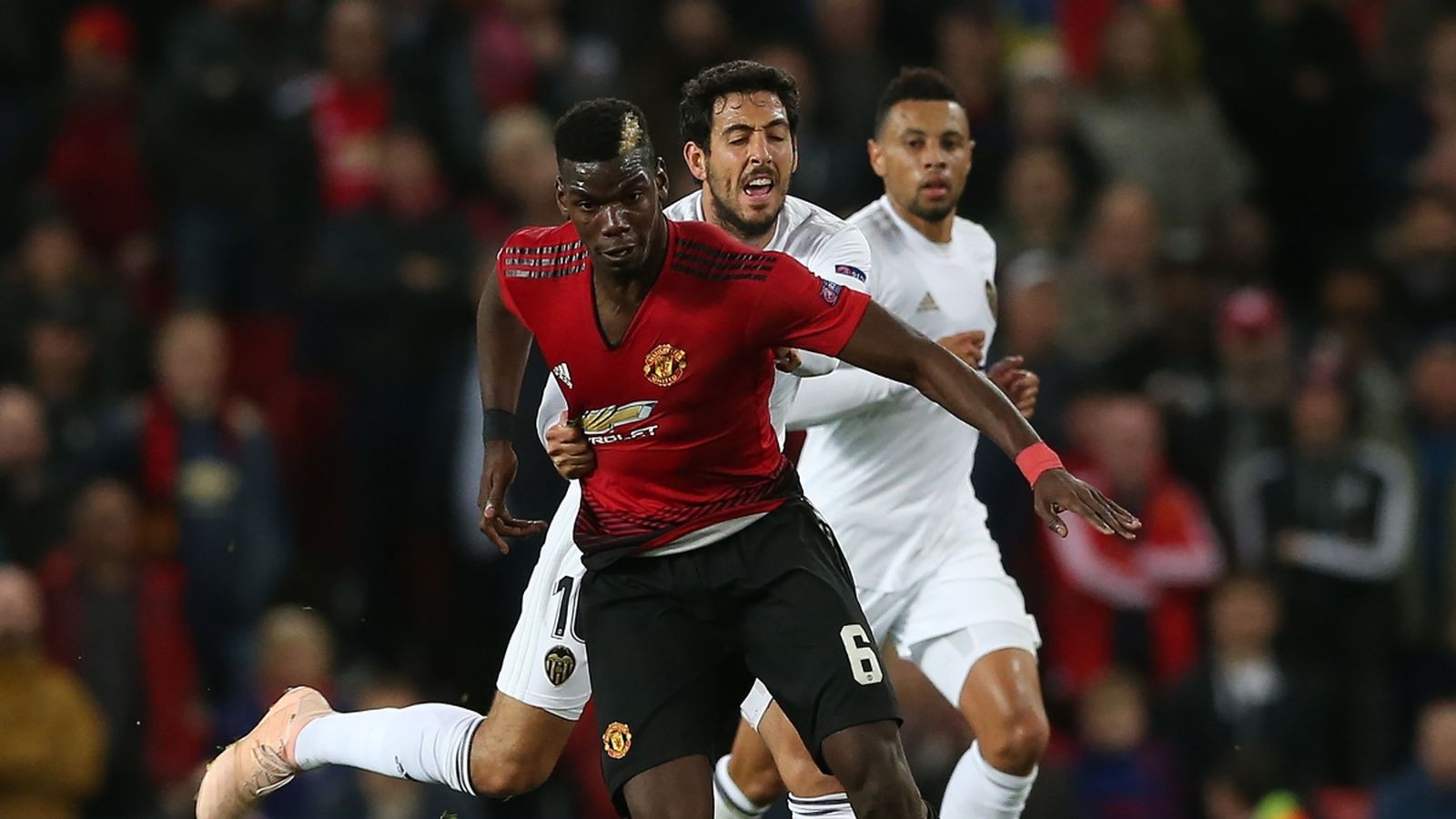 Parejo disputa el baló a Pogba