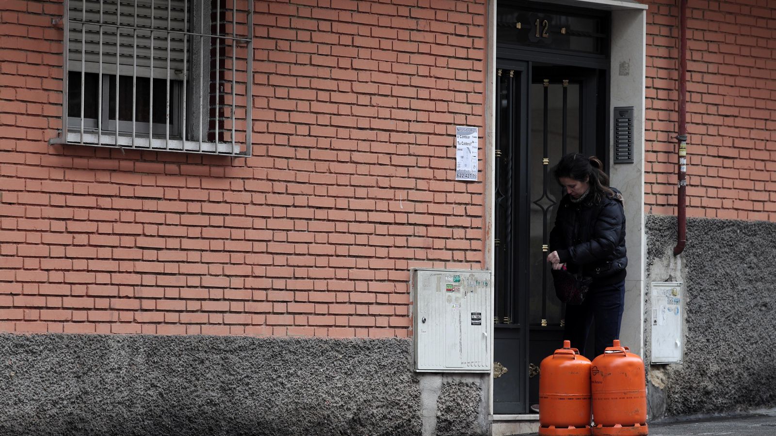 Una dona junt a dos botelles de butà