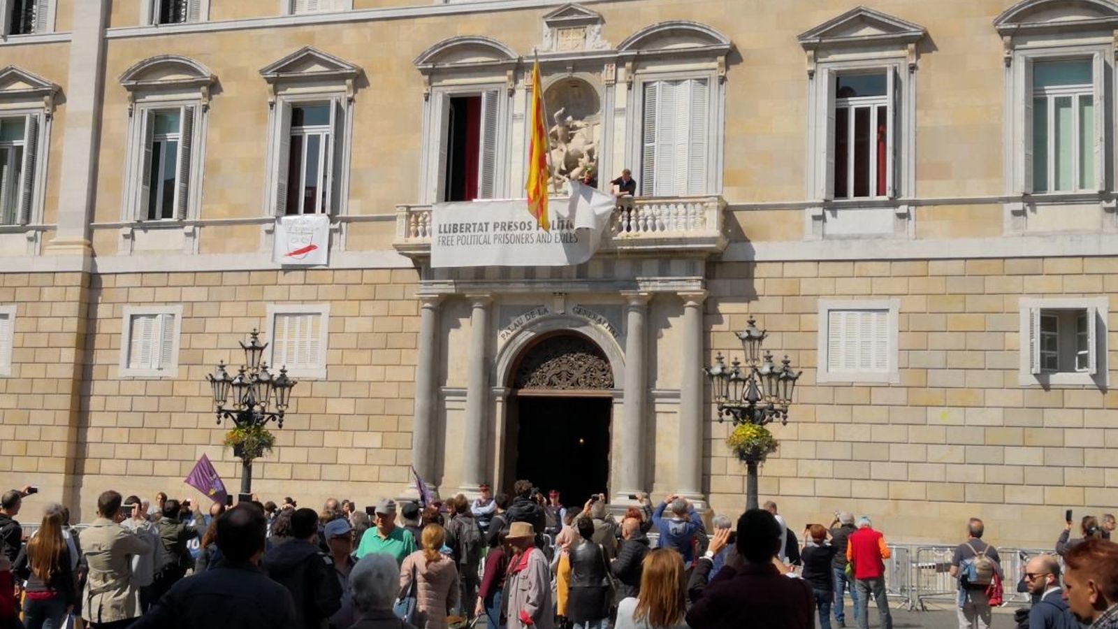 De la façana del Palau de la Generalitat s'ha retirat la pancarta penjada aquest dijous i també l'anterior, amb el llaç groc