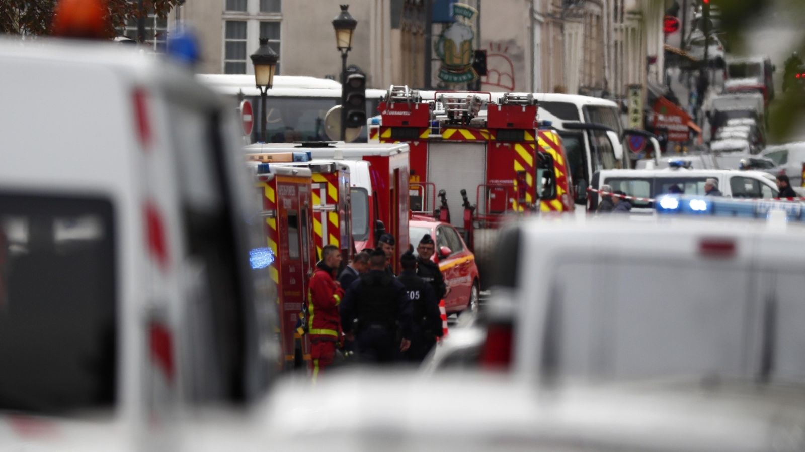Moren quatre policies en un atac a ganivetades a París