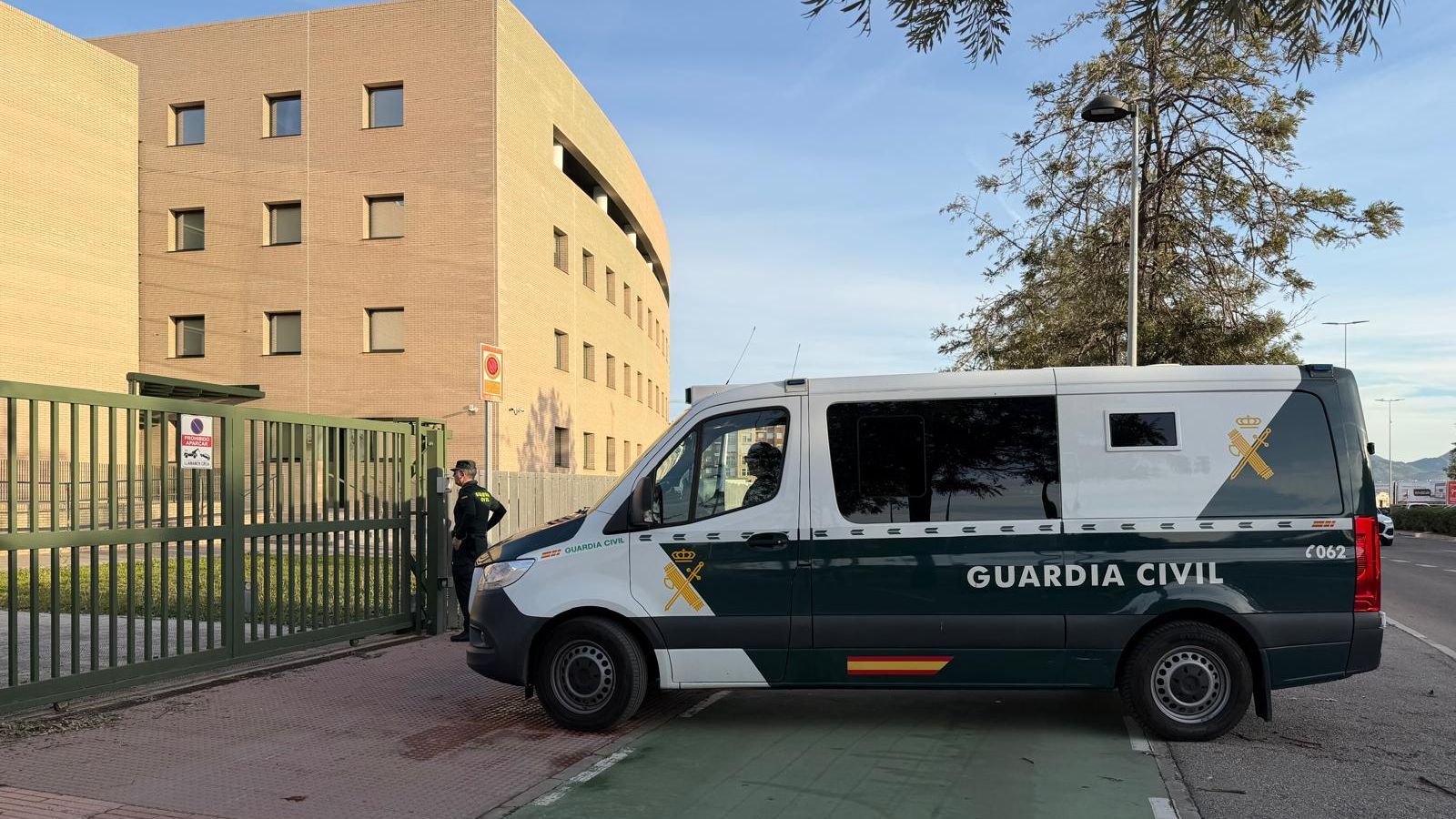 Un furgó de la Guàrdia Civil arriba a la Ciutat de la Justícia de Castelló