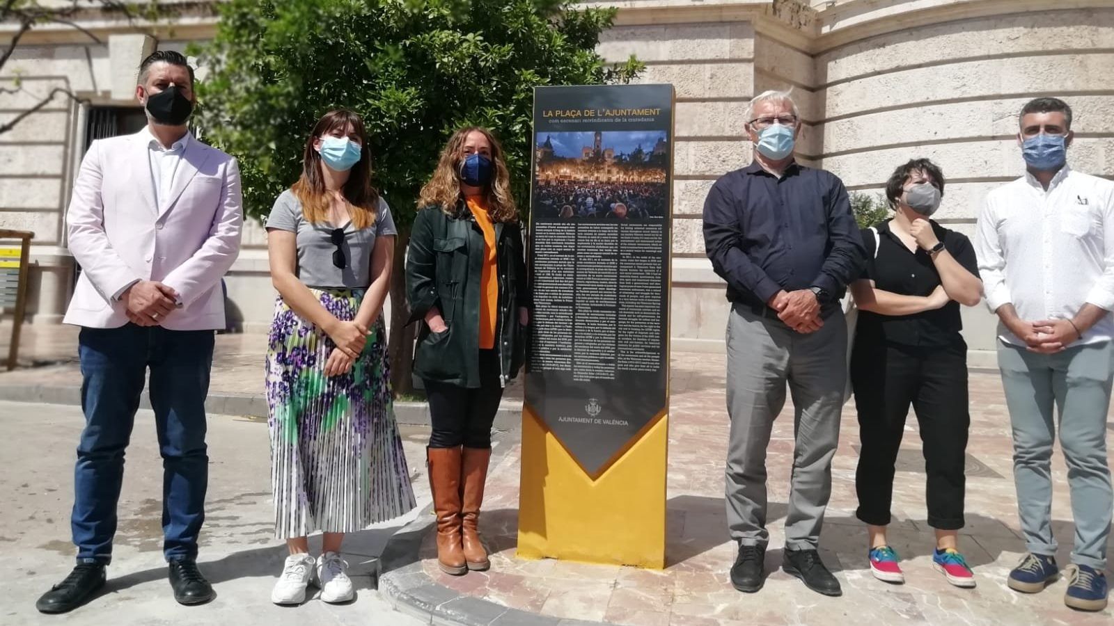 Part de l'anterior equip de govern de València al costat del monòlit del 15M, el maig del 2021, quan es va inaugurar