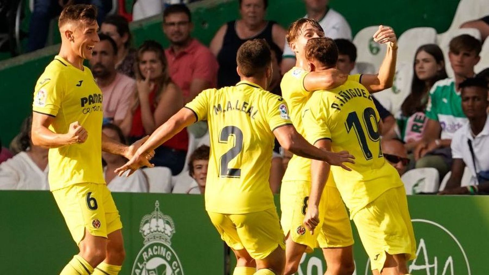 Els jugadors groguets celebren el gol d'Íñiguez