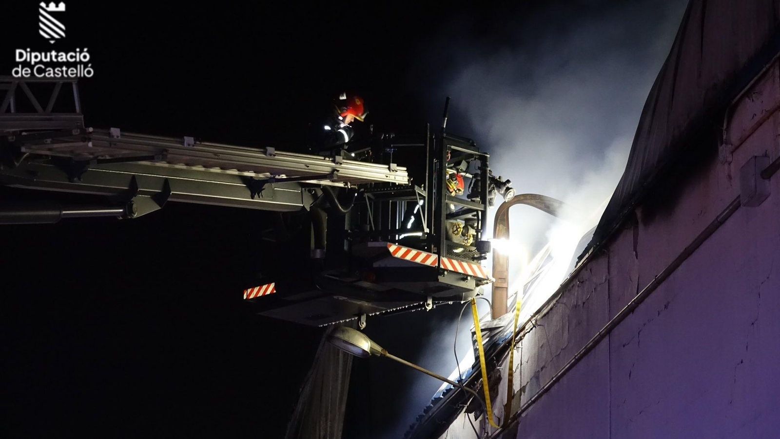 Els bombers tracten d'extingir els dos focs que cremen les instal·lacions industrials d'Almassora i Castelló de la Plana