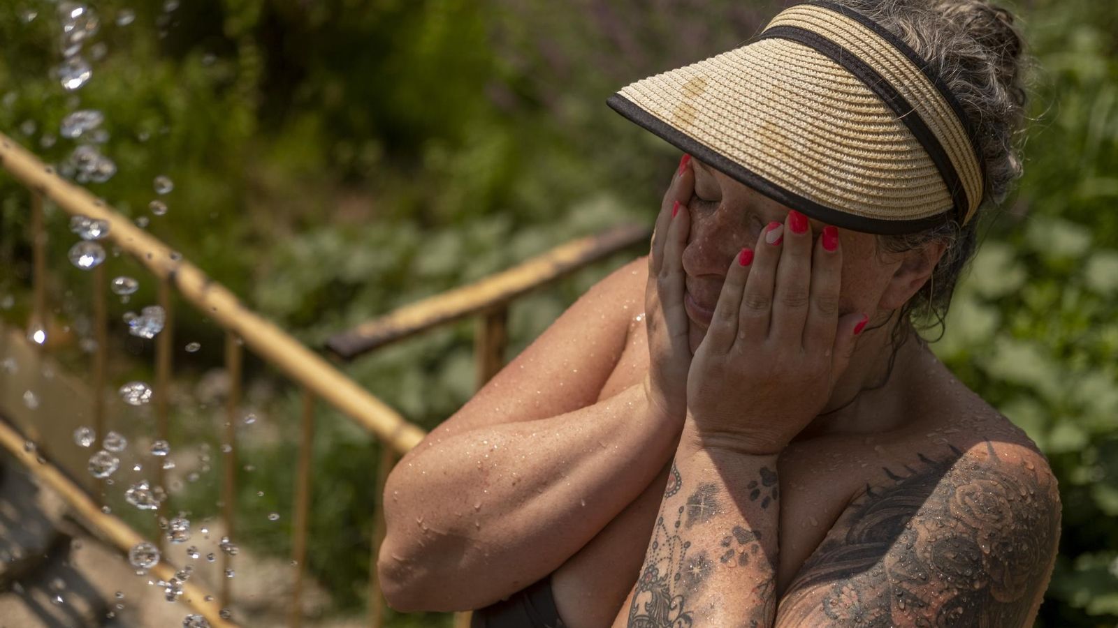 Una dona es refresca contra l'onada de calor Una dona es refresca contra l'onada de calor